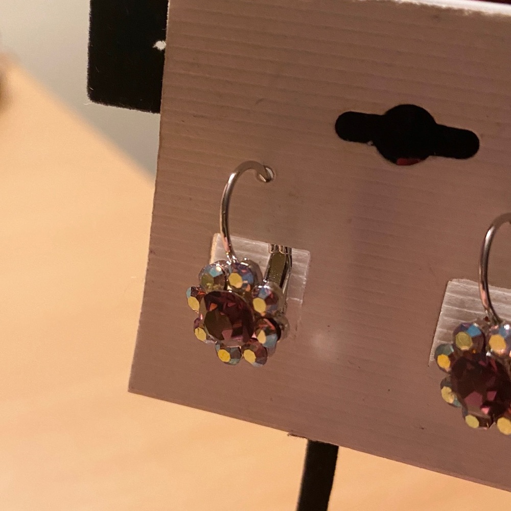 NEVER WORN. Earrings - Picture 4 of 8